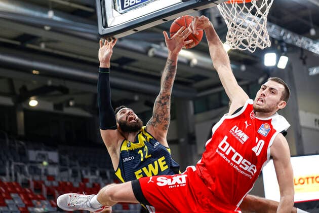 links 12 Martin Breunig (EWE Baskets Oldenburg) rechts David Kravish (Brose Bamberg, 45) Brose Bamberg - EWE Baskets Oldenburg - easyCredit-BBL - Basketball Bundesliga - Basketball Saison 2020 21 - 11. Spieltag, 03.01.2021 Bamberg, Brose Arena ASV-Autoren-Nummer: 4026335 Copyright: DanielxLöb