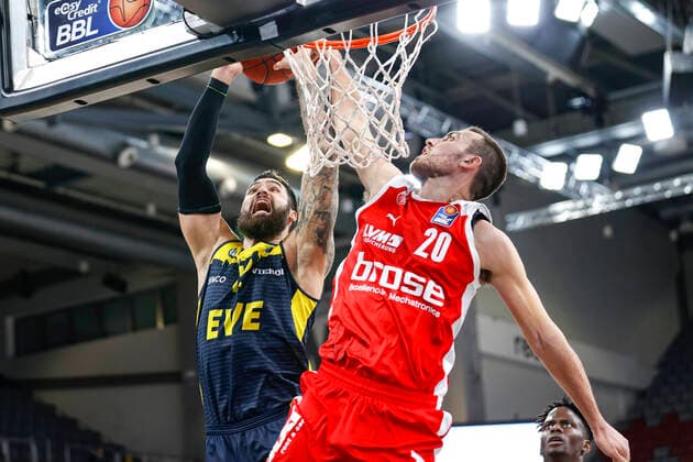 links 12 Martin Breunig (EWE Baskets Oldenburg) rechts David Kravish (Brose Bamberg, 45) Brose Bamberg - EWE Baskets Oldenburg - easyCredit-BBL - Basketball Bundesliga - Basketball Saison 2020 21 - 11. Spieltag, 03.01.2021 Bamberg, Brose Arena ASV-Autoren-Nummer: 4026335 Copyright: DanielxLöb