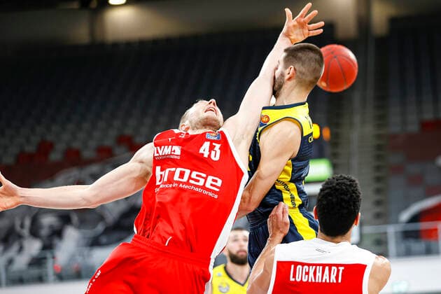 links Christian Sengfelder (Brose Bamberg, 43) rechts 03 Braydon Hobbs (EWE Baskets Oldenburg) Brose Bamberg - EWE Baskets Oldenburg - easyCredit-BBL - Basketball Bundesliga - Basketball Saison 2020 21 - 11. Spieltag, 03.01.2021 Bamberg, Brose Arena ASV-Autoren-Nummer: 4026335 Copyright: DanielxLöb