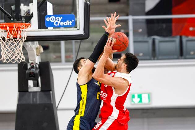 links 12 Martin Breunig (EWE Baskets Oldenburg) rechts Dominic Lockhart (Brose Bamberg, 03) Brose Bamberg - EWE Baskets Oldenburg - easyCredit-BBL - Basketball Bundesliga - Basketball Saison 2020 21 - 11. Spieltag, 03.01.2021 Bamberg, Brose Arena ASV-Autoren-Nummer: 4026335 Copyright: DanielxLöb