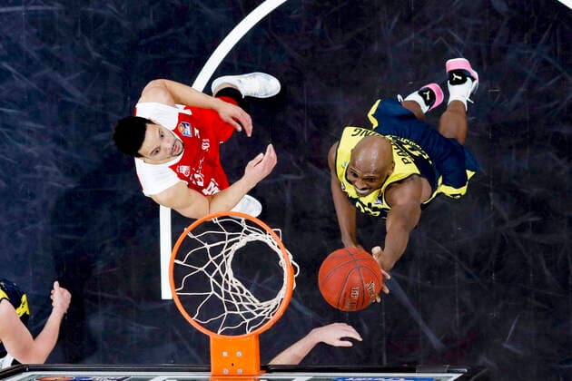 rechts 23 Rickey Paulding (EWE Baskets Oldenburg) links Dominic Lockhart (Brose Bamberg, 03) Brose Bamberg - EWE Baskets Oldenburg - easyCredit-BBL - Basketball Bundesliga - Basketball Saison 2020 21 - 11. Spieltag, 03.01.2021 Bamberg, Brose Arena ASV-Autoren-Nummer: 4026335 Copyright: DanielxLöb