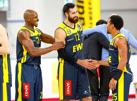 links 23 Rickey Paulding (EWE Baskets Oldenburg) Mitte 12 Martin Breunig (EWE Baskets Oldenburg) rechts 25 Phil Pressey (EWE Baskets Oldenburg) Brose Bamberg - EWE Baskets Oldenburg - easyCredit-BBL - Basketball Bundesliga - Basketball Saison 2020 21 - 11. Spieltag, 03.01.2021 Bamberg, Brose Arena ASV-Autoren-Nummer: 4026335 Copyright: DanielxLöb