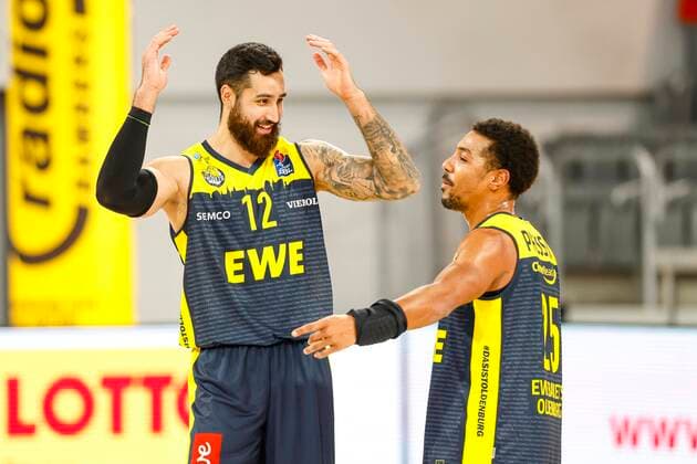 links 12 Martin Breunig (EWE Baskets Oldenburg) rechts 25 Phil Pressey (EWE Baskets Oldenburg) Brose Bamberg - EWE Baskets Oldenburg - easyCredit-BBL - Basketball Bundesliga - Basketball Saison 2020 21 - 11. Spieltag, 03.01.2021 Bamberg, Brose Arena ASV-Autoren-Nummer: 4026335 Copyright: DanielxLöb
