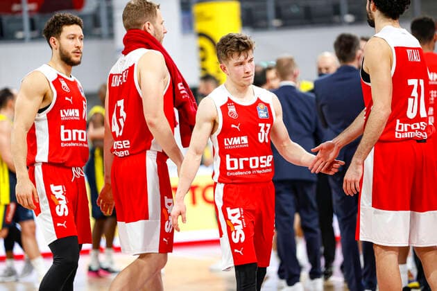 Enttäuschung bei Bamberg vlnr Joanic Grüttner Bacoul (Brose Bamberg, 50) Christian Sengfelder (Brose Bamberg, 43) Bennet Hundt (Brose Bamberg, 33) Michele Vitali (Brose Bamberg, 31) Brose Bamberg - EWE Baskets Oldenburg - easyCredit-BBL - Basketball Bundesliga - Basketball Saison 2020 21 - 11. Spieltag, 03.01.2021 Bamberg, Brose Arena ASV-Autoren-Nummer: 4026335 Copyright: DanielxLöb