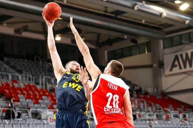 links 45 Nathan Boothe (EWE Baskets Oldenburg) rechts Chase Fieler (Brose Bamberg, 20) Brose Bamberg - EWE Baskets Oldenburg - easyCredit-BBL - Basketball Bundesliga - Basketball Saison 2020 21 - 11. Spieltag, 03.01.2021 Bamberg, Brose Arena ASV-Autoren-Nummer: 4026335 Copyright: DanielxLöb