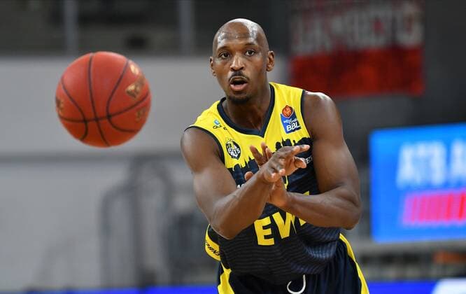 BAMBERG 03.01.2021 --- Basketball ---- easycredit 1. Basketball Bundesliga ---- 10. Spieltag: Brose Bamberg vs EWE Baskets Oldenburg --- Rickey Paulding (23, EWE Baskets Oldenburg) passt --- Foto: Hans-Martin Issler isslerimages ---- Brose Bamberg vs EWE Baskets Oldenburg