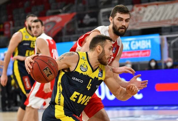 BAMBERG 03.01.2021 --- Basketball ---- easycredit 1. Basketball Bundesliga ---- 10. Spieltag: Brose Bamberg vs EWE Baskets Oldenburg --- Keith Hornsby (4, EWE Baskets Oldenburg) zieht zum Korb gegen David Kravish (45, Brose Bamberg) --- Foto: Hans-Martin Issler isslerimages ---- Brose Bamberg vs EWE Baskets Oldenburg
