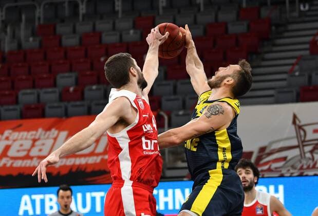 BAMBERG 03.01.2021 --- Basketball ---- easycredit 1. Basketball Bundesliga ---- 10. Spieltag: Brose Bamberg vs EWE Baskets Oldenburg --- David Kravish (45, Brose Bamberg) blockt Wurf von Keith Hornsby (4, EWE Baskets Oldenburg) --- Foto: Hans-Martin Issler isslerimages ---- Brose Bamberg vs EWE Baskets Oldenburg