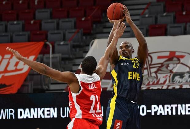 BAMBERG 03.01.2021 --- Basketball ---- easycredit 1. Basketball Bundesliga ---- 10. Spieltag: Brose Bamberg vs EWE Baskets Oldenburg --- Rickey Paulding (23, EWE Baskets Oldenburg) wirft gegen Devon Hall (22, Brose Bamberg) --- Foto: Hans-Martin Issler isslerimages ---- Brose Bamberg vs EWE Baskets Oldenburg