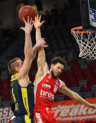 BAMBERG 03.01.2021 --- Basketball ---- easycredit 1. Basketball Bundesliga ---- 10. Spieltag: Brose Bamberg vs EWE Baskets Oldenburg --- Joanic Grüttner-Bacoul (50, Brose Bamberg) versucht Rasid Mahalbasic (24, EWE Baskets Oldenburg) am Wurf zu hindern --- Foto: Hans-Martin Issler isslerimages ---- Brose Bamberg vs EWE Baskets Oldenburg