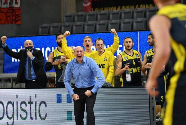 BAMBERG 03.01.2021 --- Basketball ---- easycredit 1. Basketball Bundesliga ---- 10. Spieltag: Brose Bamberg vs EWE Baskets Oldenburg --- Mladen Drijencic (Headcoach EWE Baskets Oldenburg) und sein Team jubeln über erfolgreiche Aktion auf dem Feld. --- Foto: Hans-Martin Issler isslerimages ---- Brose Bamberg vs EWE Baskets Oldenburg