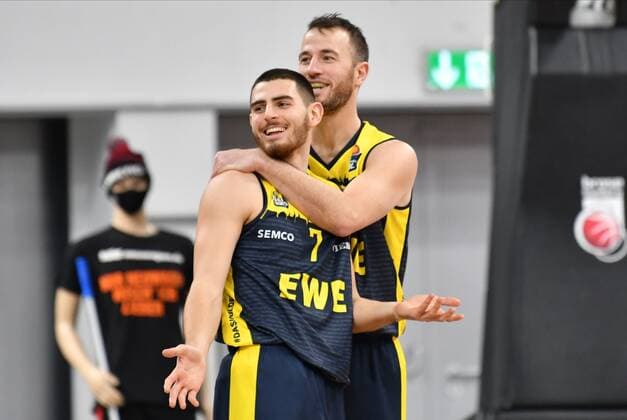 BAMBERG 03.01.2021 --- Basketball ---- easycredit 1. Basketball Bundesliga ---- 10. Spieltag: Brose Bamberg vs EWE Baskets Oldenburg --- Sebastian Herrera (7, EWE Baskets Oldenburg) und Philipp Schwethelm (33, EWE Baskets Oldenburg) freuen sich --- Foto: Hans-Martin Issler isslerimages ---- Brose Bamberg vs EWE Baskets Oldenburg