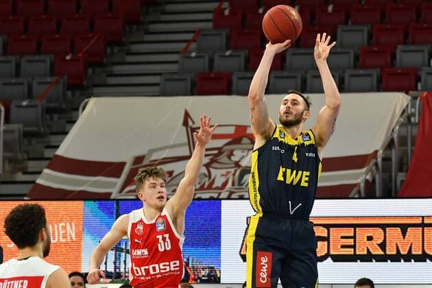 BAMBERG 03.01.2021 --- Basketball ---- easycredit 1. Basketball Bundesliga ---- 10. Spieltag: Brose Bamberg vs EWE Baskets Oldenburg --- Keith Hornsby (4, EWE Baskets Oldenburg) wirft einen Dreipunktwurf gegen Bennet Hundt (33, Brose Bamberg) --- Foto: Hans-Martin Issler isslerimages ---- Brose Bamberg vs EWE Baskets Oldenburg