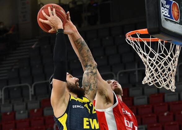 BAMBERG 03.01.2021 --- Basketball ---- easycredit 1. Basketball Bundesliga ---- 10. Spieltag: Brose Bamberg vs EWE Baskets Oldenburg --- Chase Fieler (20, Brose Bamberg) hindert Martin Breunig (12, EWE Baskets Oldenburg) am Wurf --- Foto: Hans-Martin Issler isslerimages ---- Brose Bamberg vs EWE Baskets Oldenburg