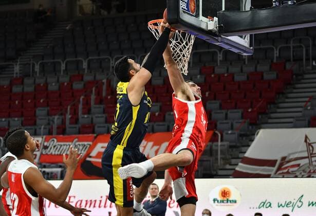 BAMBERG 03.01.2021 --- Basketball ---- easycredit 1. Basketball Bundesliga ---- 10. Spieltag: Brose Bamberg vs EWE Baskets Oldenburg --- Chase Fieler (20, Brose Bamberg) hindert Martin Breunig (12, EWE Baskets Oldenburg) am Wurf --- Foto: Hans-Martin Issler isslerimages ---- Brose Bamberg vs EWE Baskets Oldenburg
