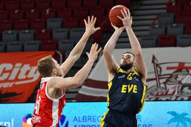 BAMBERG 03.01.2021 --- Basketball ---- easycredit 1. Basketball Bundesliga ---- 10. Spieltag: Brose Bamberg vs EWE Baskets Oldenburg --- Nathan Boothe (45, EWE Baskets Oldenburg) wirft gegen Christian Sengfelder (43, Brose Bamberg) --- Foto: Hans-Martin Issler isslerimages ---- Brose Bamberg vs EWE Baskets Oldenburg