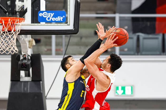 links 12 Martin Breunig (EWE Baskets Oldenburg) rechts Dominic Lockhart (Brose Bamberg, 03) Brose Bamberg - EWE Baskets Oldenburg - easyCredit-BBL - Basketball Bundesliga - Basketball Saison 2020 21 - 11. Spieltag, 03.01.2021 Bamberg, Brose Arena ASV-Autoren-Nummer: 4026335 Copyright: DanielxLöb
