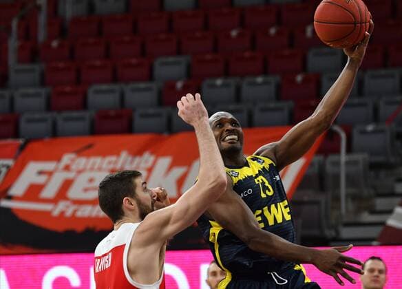 BAMBERG 03.01.2021 --- Basketball ---- easycredit 1. Basketball Bundesliga ---- 10. Spieltag: Brose Bamberg vs EWE Baskets Oldenburg --- Rickey Paulding (23, EWE Baskets Oldenburg) wirft gegen David Kravish (45, Brose Bamberg) --- Foto: Hans-Martin Issler isslerimages ---- Brose Bamberg vs EWE Baskets Oldenburg
