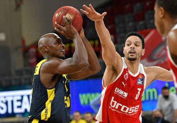 BAMBERG 03.01.2021 --- Basketball ---- easycredit 1. Basketball Bundesliga ---- 10. Spieltag: Brose Bamberg vs EWE Baskets Oldenburg --- Rickey Paulding (23, EWE Baskets Oldenburg) wirft gegen Dominic Lockhart (3, Brose Bamberg) --- Foto: Hans-Martin Issler isslerimages ---- Brose Bamberg vs EWE Baskets Oldenburg