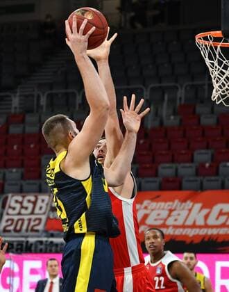 BAMBERG 03.01.2021 --- Basketball ---- easycredit 1. Basketball Bundesliga ---- 10. Spieltag: Brose Bamberg vs EWE Baskets Oldenburg --- Nathan Boothe (45, EWE Baskets Oldenburg) wirft gegen Chase Fieler (20, Brose Bamberg) --- Foto: Hans-Martin Issler isslerimages ---- Brose Bamberg vs EWE Baskets Oldenburg