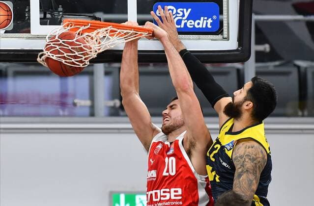 BAMBERG 03.01.2021 --- Basketball ---- easycredit 1. Basketball Bundesliga ---- 10. Spieltag: Brose Bamberg vs EWE Baskets Oldenburg --- Chase Fieler (20, Brose Bamberg) mit Dunk gegen Martin Breunig (12, EWE Baskets Oldenburg) --- Foto: Hans-Martin Issler isslerimages ---- Brose Bamberg vs EWE Baskets Oldenburg
