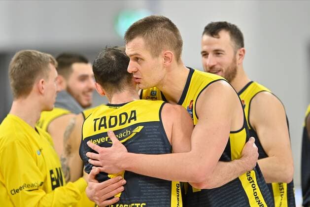 BAMBERG 03.01.2021 --- Basketball ---- easycredit 1. Basketball Bundesliga ---- 10. Spieltag: Brose Bamberg vs EWE Baskets Oldenburg --- Karsten Tadda (9, EWE Baskets Oldenburg) und Rasid Mahalbasic (24, EWE Baskets Oldenburg) freuen sich über 85:78 Auswärtssieg gegen Bamberg --- Foto: Hans-Martin Issler isslerimages ---- Brose Bamberg vs EWE Baskets Oldenburg