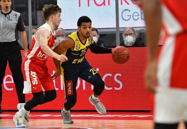 BAMBERG 03.01.2021 --- Basketball ---- easycredit 1. Basketball Bundesliga ---- 10. Spieltag: Brose Bamberg vs EWE Baskets Oldenburg --- Phil Pressey (25, EWE Baskets Oldenburg) zieht zum Korb gegen Bennet Hundt (33, Brose Bamberg) --- Foto: Hans-Martin Issler isslerimages ---- Brose Bamberg vs EWE Baskets Oldenburg