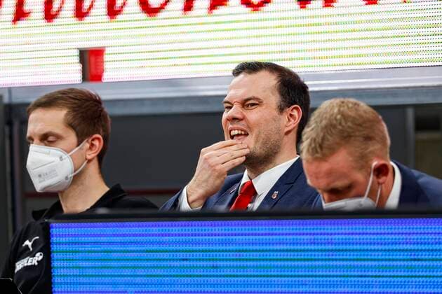 Frust auf der Bank: Mitte Headcoach Johan Roijakkers (Brose Bamberg) links Performance Coach Domenik koel (Brose Bamberg) rechts Assistant Coach Assistenztrainer Hylke van der Zweep (Brose Bamberg) Brose Bamberg - EWE Baskets Oldenburg - easyCredit-BBL - Basketball Bundesliga - Basketball Saison 2020 21 - 11. Spieltag, 03.01.2021 Bamberg, Brose Arena ASV-Autoren-Nummer: 4026335 Copyright: DanielxLöb