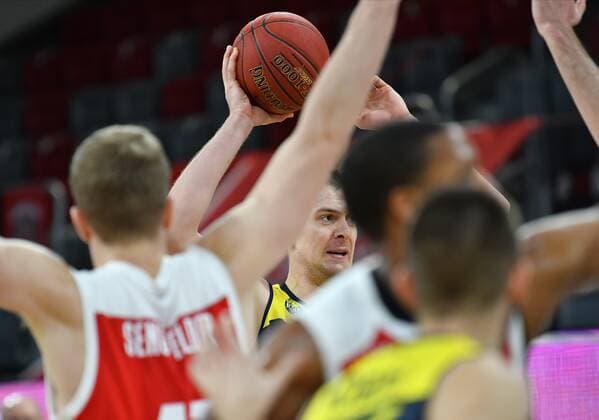 BAMBERG 03.01.2021 --- Basketball ---- easycredit 1. Basketball Bundesliga ---- 10. Spieltag: Brose Bamberg vs EWE Baskets Oldenburg --- Rasid Mahalbasic (24, EWE Baskets Oldenburg) sucht Anspielstation --- Foto: Hans-Martin Issler isslerimages ---- Brose Bamberg vs EWE Baskets Oldenburg