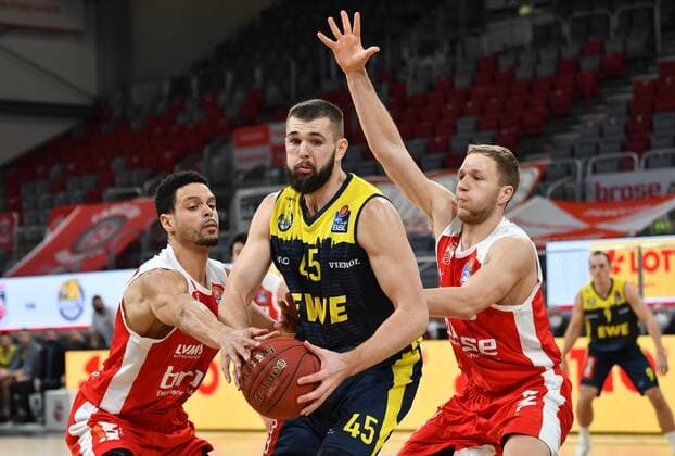 BAMBERG 03.01.2021 --- Basketball ---- easycredit 1. Basketball Bundesliga ---- 10. Spieltag: Brose Bamberg vs EWE Baskets Oldenburg --- Nathan Boothe (45, EWE Baskets Oldenburg) unter Druck von Dominic Lockhart (3, Brose Bamberg, links) und Christian Sengfelder (43, Brose Bamberg, rechts) --- Foto: Hans-Martin Issler isslerimages ---- Brose Bamberg vs EWE Baskets Oldenburg