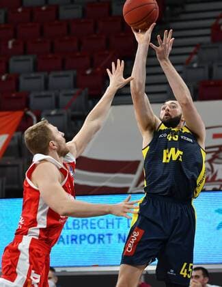 BAMBERG 03.01.2021 --- Basketball ---- easycredit 1. Basketball Bundesliga ---- 10. Spieltag: Brose Bamberg vs EWE Baskets Oldenburg --- Nathan Boothe (45, EWE Baskets Oldenburg) wirft gegen Christian Sengfelder (43, Brose Bamberg) --- Foto: Hans-Martin Issler isslerimages ---- Brose Bamberg vs EWE Baskets Oldenburg