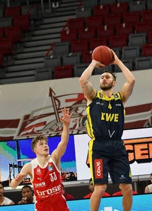BAMBERG 03.01.2021 --- Basketball ---- easycredit 1. Basketball Bundesliga ---- 10. Spieltag: Brose Bamberg vs EWE Baskets Oldenburg --- Keith Hornsby (4, EWE Baskets Oldenburg) wirft einen Dreipunktwurf gegen Bennet Hundt (33, Brose Bamberg) --- Foto: Hans-Martin Issler isslerimages ---- Brose Bamberg vs EWE Baskets Oldenburg