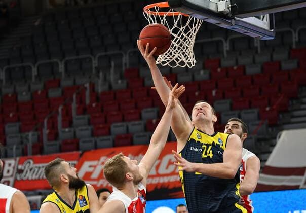 BAMBERG 03.01.2021 --- Basketball ---- easycredit 1. Basketball Bundesliga ---- 10. Spieltag: Brose Bamberg vs EWE Baskets Oldenburg --- Rasid Mahalbasic (24, EWE Baskets Oldenburg) wirf gegen Christian Sengfelder (43, Brose Bamberg) und David Kravish (45, Brose Bamberg) --- Foto: Hans-Martin Issler isslerimages ---- Brose Bamberg vs EWE Baskets Oldenburg