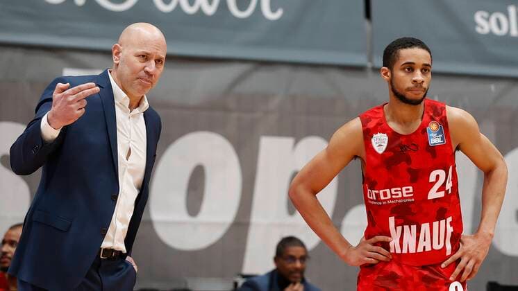 s.Oliver Wuerzburg vs. HAKRO Merlins Crailsheim, Basketball, BBL Deutschland, Wuerzburg, s.Oliver Arena, 03.01.2021, emspor, emonline, despor, deonline, s.Oliver Wuerzburg vs. HAKRO Merlins Crailsheim, Basketball, BBL Bild: v. li. Headcoach Denis Wucherer (s.Oliver Wuerzburg) und Cameron Hunt (s.Oliver Wuerzburg) Photo: HMB Media Heiko Becker Pool Wuerzburg s.Oliver Arena Bayern Deutschland
