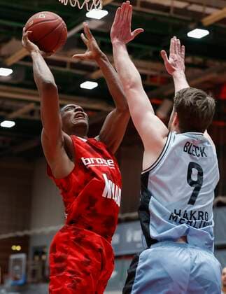 s.Oliver Wuerzburg vs. HAKRO Merlins Crailsheim, Basketball, BBL Deutschland, Wuerzburg, s.Oliver Arena, 03.01.2021, emspor, emonline, despor, deonline, s.Oliver Wuerzburg vs. HAKRO Merlins Crailsheim, Basketball, BBL Bild: v. li. Justin Sears (s.Oliver Wuerzburg) und Fabian Bleck (Merlins) Photo: HMB Media Heiko Becker Pool Wuerzburg s.Oliver Arena Bayern Deutschland