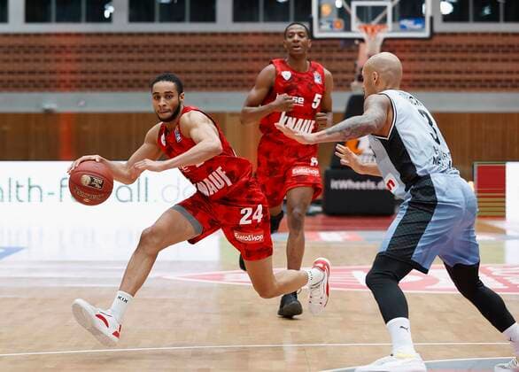 s.Oliver Wuerzburg vs. HAKRO Merlins Crailsheim, Basketball, BBL Deutschland, Wuerzburg, s.Oliver Arena, 03.01.2021, emspor, emonline, despor, deonline, s.Oliver Wuerzburg vs. HAKRO Merlins Crailsheim, Basketball, BBL Bild: v. li. Cameron Hunt (s.Oliver Wuerzburg) und Maurice Stuckey (Merlins) Photo: HMB Media Heiko Becker Pool Wuerzburg s.Oliver Arena Bayern Deutschland