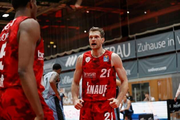 s.Oliver Wuerzburg vs. HAKRO Merlins Crailsheim, Basketball, BBL Deutschland, Wuerzburg, s.Oliver Arena, 03.01.2021, emspor, emonline, despor, deonline, s.Oliver Wuerzburg vs. HAKRO Merlins Crailsheim, Basketball, BBL Bild: v. li. Justin Sears (s.Oliver Wuerzburg) und Florian Koch (s.Oliver Wuerzburg) Photo: HMB Media Heiko Becker Pool Wuerzburg s.Oliver Arena Bayern Deutschland
