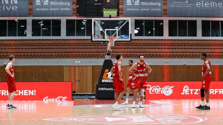 s.Oliver Wuerzburg vs. HAKRO Merlins Crailsheim, Basketball, BBL Deutschland, Wuerzburg, s.Oliver Arena, 03.01.2021, emspor, emonline, despor, deonline, s.Oliver Wuerzburg vs. HAKRO Merlins Crailsheim, Basketball, BBL Bild: v. li. Enttaeuschung bei Wuerzburg, Florian Koch (s.Oliver Wuerzburg), Tyson Ward (s.Oliver Wuerzburg), Cameron Hunt (s.Oliver Wuerzburg), Brekkott Chapman (s.Oliver Wuerzburg) und Justin Sears (s.Oliver Wuerzburg) Photo: HMB Media Heiko Becker Pool Wuerzburg s.Oliver Arena Bayern Deutschland