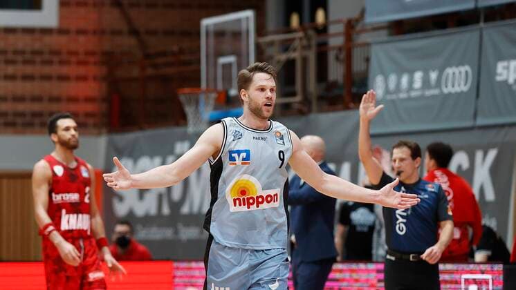 s.Oliver Wuerzburg vs. HAKRO Merlins Crailsheim, Basketball, BBL Deutschland, Wuerzburg, s.Oliver Arena, 03.01.2021, emspor, emonline, despor, deonline, s.Oliver Wuerzburg vs. HAKRO Merlins Crailsheim, Basketball, BBL Bild: v. li. Bejubelt den Sieg, Fabian Bleck (Merlins) Photo: HMB Media Heiko Becker Pool Wuerzburg s.Oliver Arena Bayern Deutschland