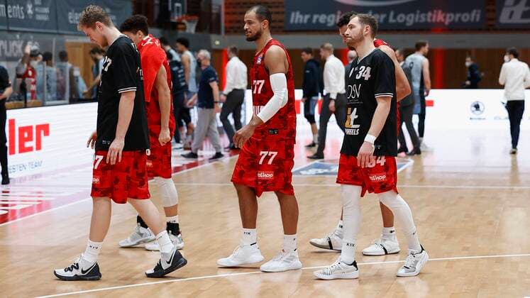 s.Oliver Wuerzburg vs. HAKRO Merlins Crailsheim, Basketball, BBL Deutschland, Wuerzburg, s.Oliver Arena, 03.01.2021, emspor, emonline, despor, deonline, s.Oliver Wuerzburg vs. HAKRO Merlins Crailsheim, Basketball, BBL Bild: v. li. Enttaeuschung bei Jonas Weitzel (s.Oliver Wuerzburg), Joshua Obiesie (s.Oliver Wuerzburg), Alex King (s.Oliver Wuerzburg), Felix Hoffmann (s.Oliver Wuerzburg) und Brekkott Chapman (s.Oliver Wuerzburg) Photo: HMB Media Heiko Becker Pool Wuerzburg s.Oliver Arena Bayern Deutschland