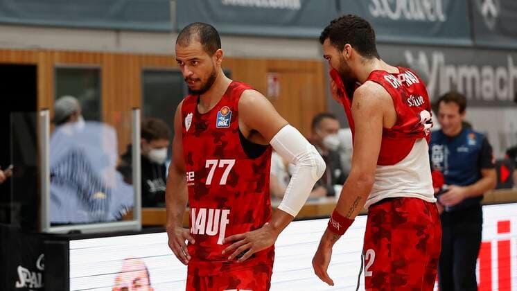 s.Oliver Wuerzburg vs. HAKRO Merlins Crailsheim, Basketball, BBL Deutschland, Wuerzburg, s.Oliver Arena, 03.01.2021, emspor, emonline, despor, deonline, s.Oliver Wuerzburg vs. HAKRO Merlins Crailsheim, Basketball, BBL Bild: v. li. Enttaeuschung bei Alex King (s.Oliver Wuerzburg) und Brekkott Chapman (s.Oliver Wuerzburg) Photo: HMB Media Heiko Becker Pool Wuerzburg s.Oliver Arena Bayern Deutschland
