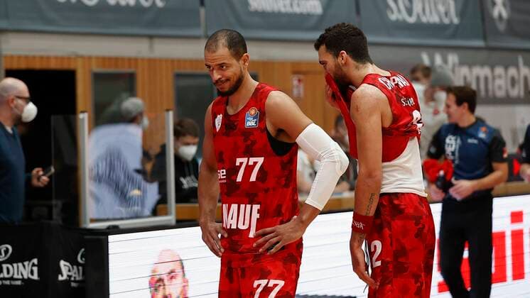 s.Oliver Wuerzburg vs. HAKRO Merlins Crailsheim, Basketball, BBL Deutschland, Wuerzburg, s.Oliver Arena, 03.01.2021, emspor, emonline, despor, deonline, s.Oliver Wuerzburg vs. HAKRO Merlins Crailsheim, Basketball, BBL Bild: v. li. Enttaeuschung bei Alex King (s.Oliver Wuerzburg) und Brekkott Chapman (s.Oliver Wuerzburg) Photo: HMB Media Heiko Becker Pool Wuerzburg s.Oliver Arena Bayern Deutschland