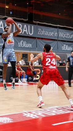 s.Oliver Wuerzburg vs. HAKRO Merlins Crailsheim, Basketball, BBL Deutschland, Wuerzburg, s.Oliver Arena, 03.01.2021, emspor, emonline, despor, deonline, s.Oliver Wuerzburg vs. HAKRO Merlins Crailsheim, Basketball, BBL Bild: v. li. Haywood Highsmith (Merlins) und Cameron Hunt (s.Oliver Wuerzburg) Photo: HMB Media Heiko Becker Pool Wuerzburg s.Oliver Arena Bayern Deutschland