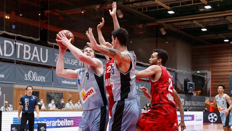 s.Oliver Wuerzburg vs. HAKRO Merlins Crailsheim, Basketball, BBL Deutschland, Wuerzburg, s.Oliver Arena, 03.01.2021, emspor, emonline, despor, deonline, s.Oliver Wuerzburg vs. HAKRO Merlins Crailsheim, Basketball, BBL Bild: v. li. Fabian Bleck (Merlins), Cameron Hunt (s.Oliver Wuerzburg), Bogdan Radosavljevic (Merlins) und Brekkott Chapman (s.Oliver Wuerzburg) Photo: HMB Media Heiko Becker Pool Wuerzburg s.Oliver Arena Bayern Deutschland
