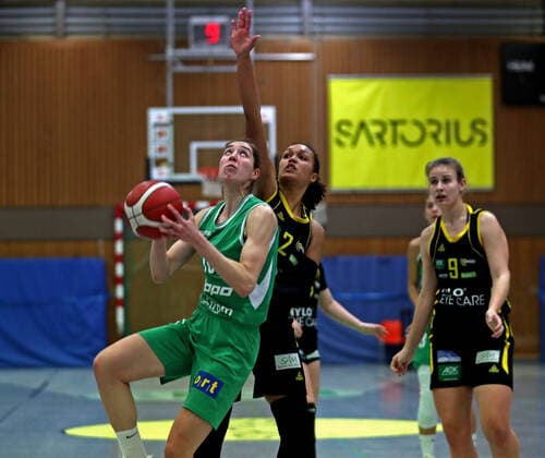 DBBL Saison 2020 21 flippo Baskets BG 74 - inexio Royals Saarlouis Göttingen Vasiliki Karambasta (am Ball) gegen Saarlouis Chelsea Waters