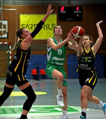 DBBL Saison 2020 21 flippo Baskets BG 74 - inexio Royals Saarlouis Göttingen Vasiliki Karambasta (am Ball) gegen Saarlouis Klara Brichacova (links) und Nele Trommer