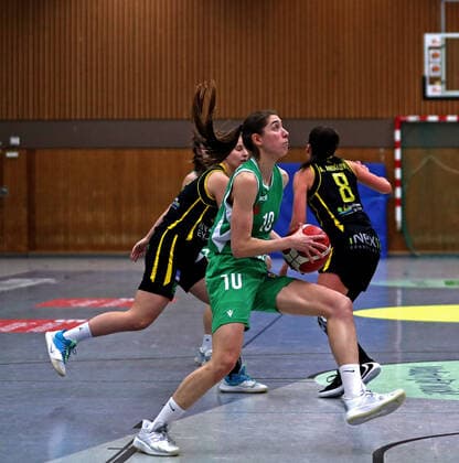 DBBL Saison 2020 21 flippo Baskets BG 74 - inexio Royals Saarlouis Göttingen Vasiliki Karambasta (am Ball) gegen Saarlouis
