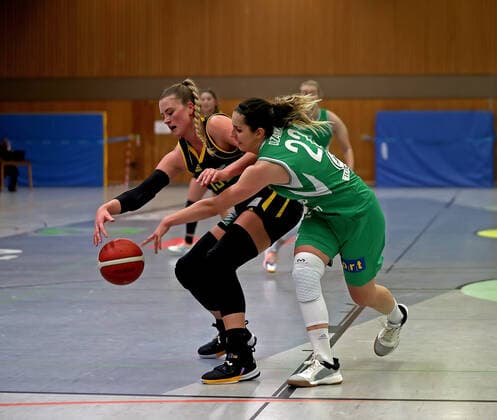 DBBL Saison 2020 21 flippo Baskets BG 74 - inexio Royals Saarlouis Göttingen Ruzica Dzankic (am Ball) gegen Saarlouis Klara Brichacova