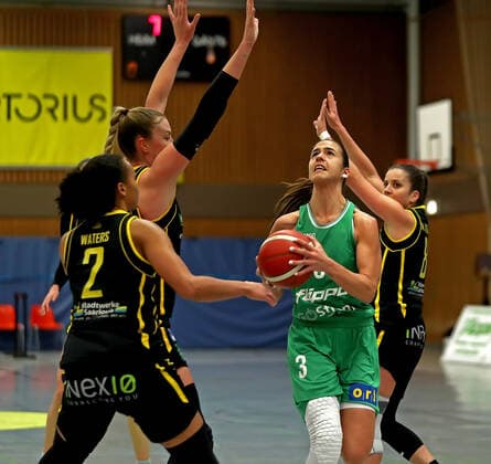 DBBL Saison 2020 21 flippo Baskets BG 74 - inexio Royals Saarlouis Göttingen Ivana Blazevic (am Ball) gegen Saarlouis Chelsea Waters (links) und Klara Brichacova