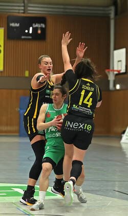 DBBL Saison 2020 21 flippo Baskets BG 74 - inexio Royals Saarlouis Göttingen Jennifer Crowder (am Ball) gegen Saarlouis Klara Brichacova (links) und Linn Schüler